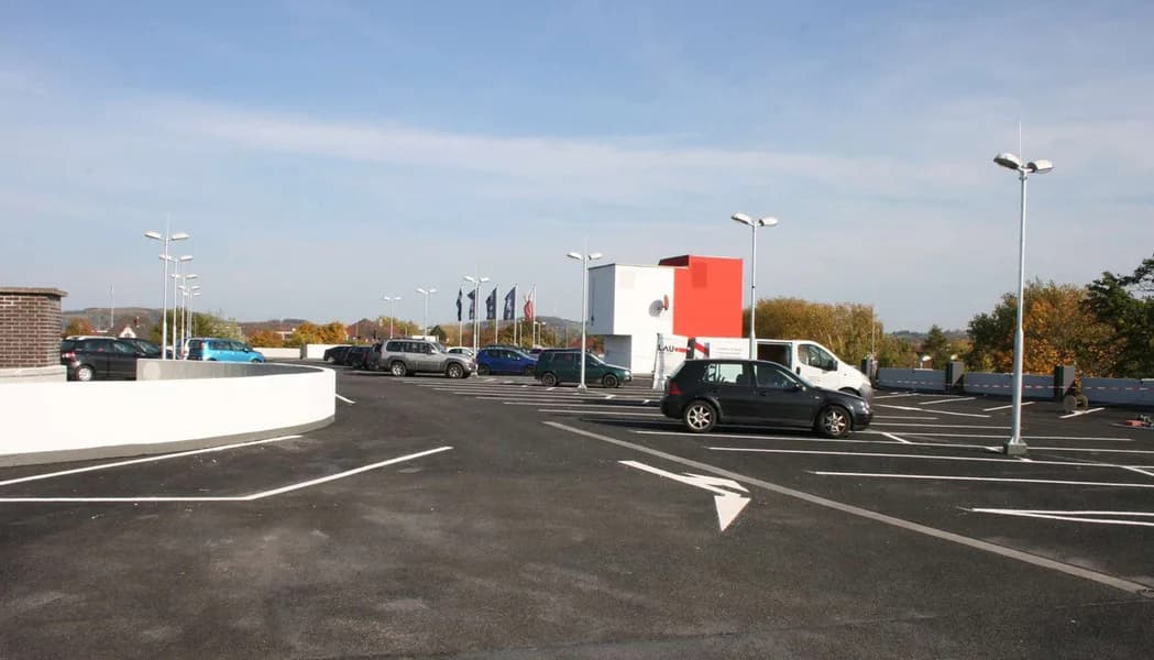 Parkdeck Herford Radewig nach der Sanierung: neuer Belag und Markierung